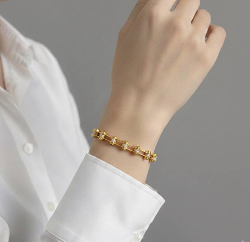 Helen Ruth Kelepçe - 1